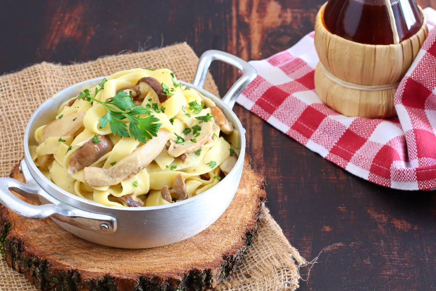 Tagliatelle mit gefrorenen Steinpilzen