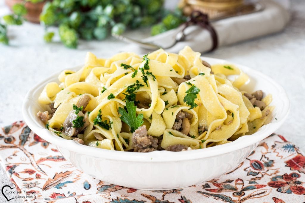 tagliatelle mit würstchen und pilzen