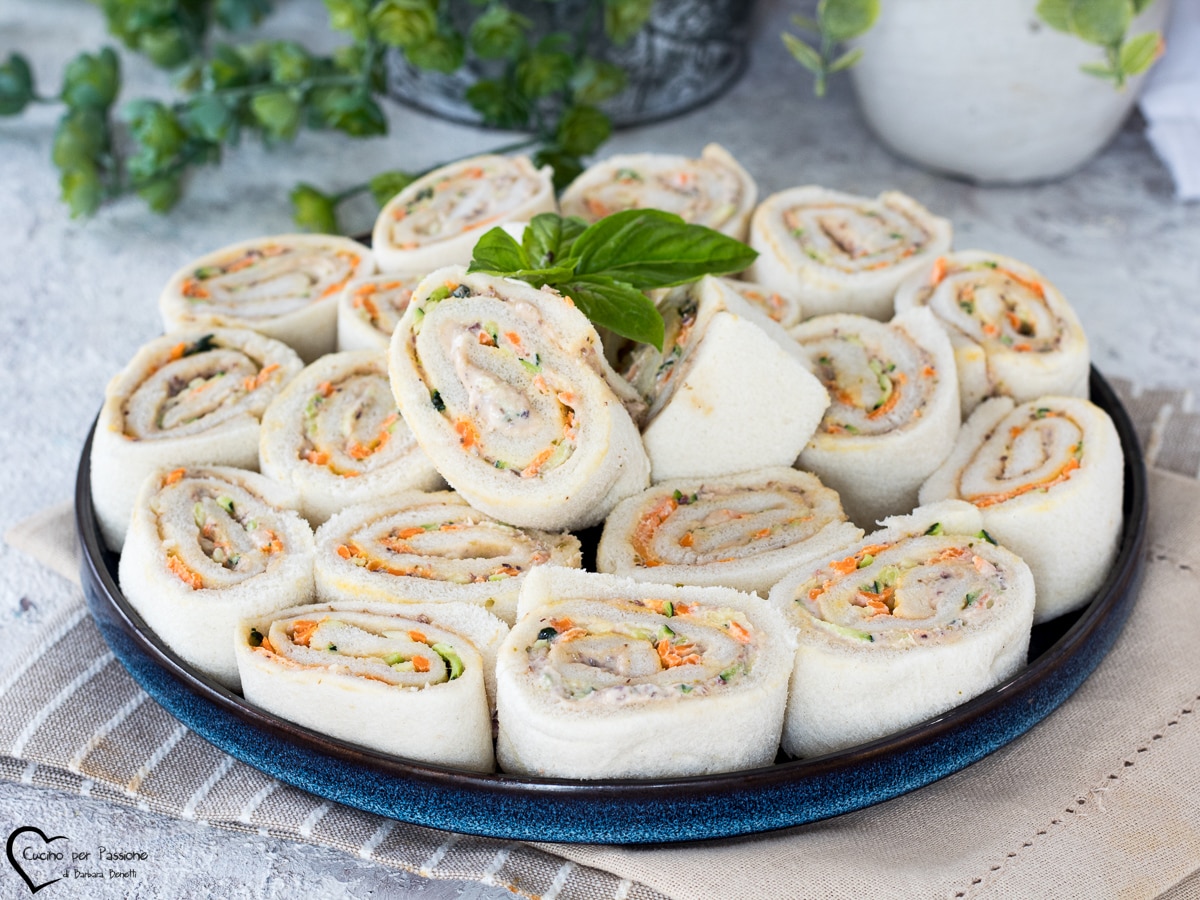 THUNFISCH UND GEMÜSE SANDWICH-RÄDCHEN