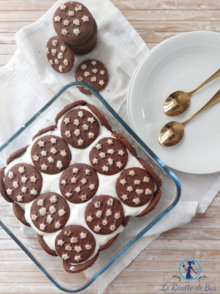 Torte mit Schlagsahne und Keksen