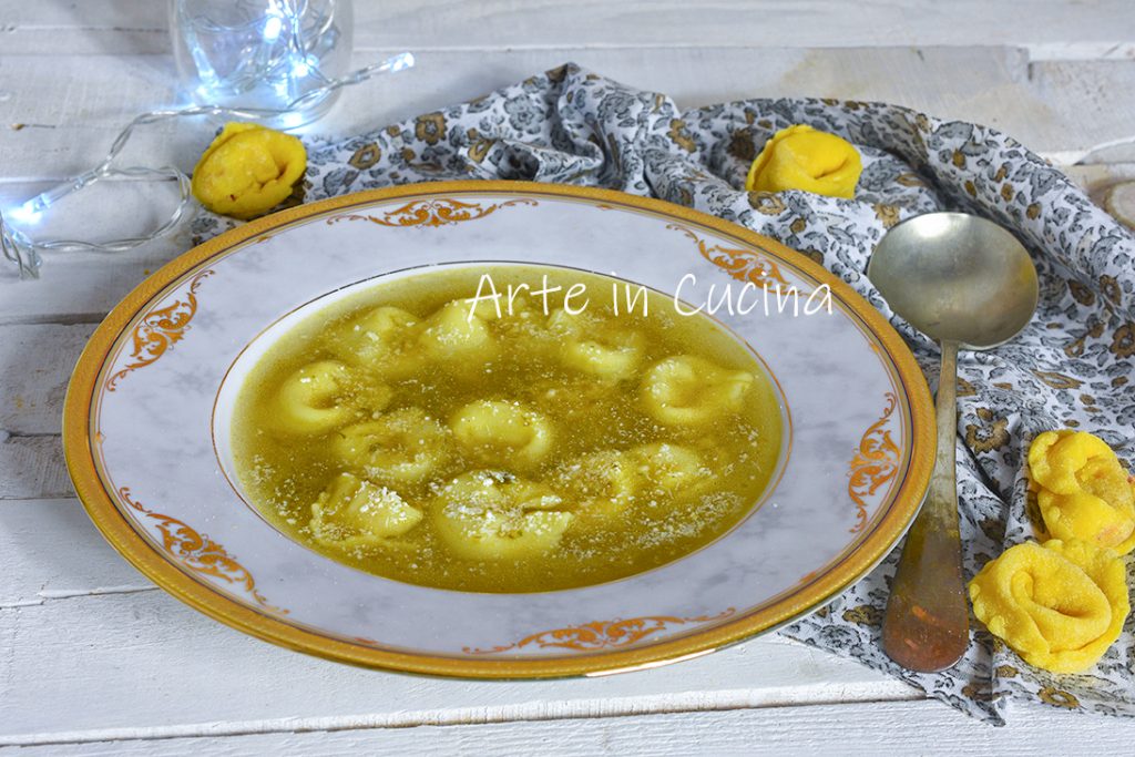 Tortellini in Brühe mit Schinken