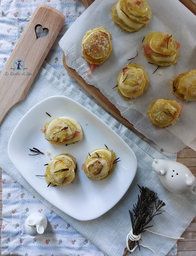 Türmchen aus Kartoffeln mit Schinken im Ofen