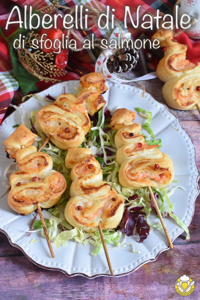 v_ Lachs-Blätterteig-Weihnachtsbäume Rezept Vorspeisen Platzkarten für Weihnachten mit Blätterteig geräucherter Lachs der Maiskorn