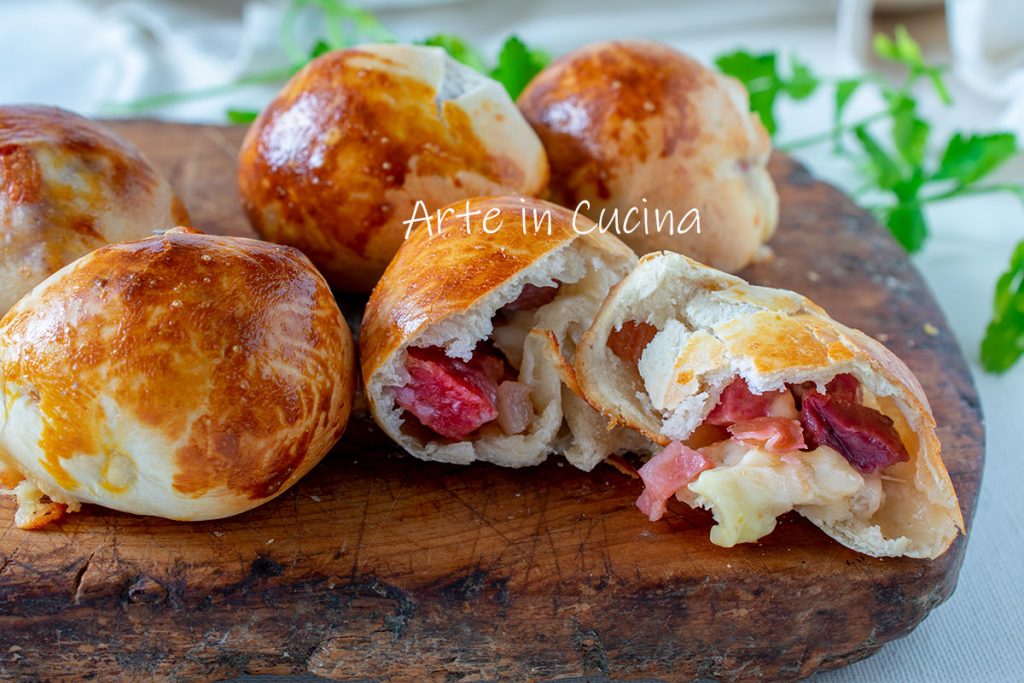 Weiche rustikale Brötchen mit Aufschnitt und Käse, leckeres und köstliches Rezept, perfekt als Vorspeise, ideal für Geburtstagsfeiern und Buffets. Die weichen rustikalen Brötchen sind köstlich, sie werden mit einem einfachen Pizzateig zubereitet, gefüllt mit Käse, Salami, Schinken und Mortadella. SchwierigkeitSehr einfachKostenSehr günstigZubereitungszeit15 MinutenBackzeit15 MinutenPortionen5-6ZubereitungsmethodeOfenKücheItalienisch Zutaten 250 g Weizenmehl 00 100 ml Wasser 1 Teelöffel Salz 5 g frische Hefe 30 g Salami 30 g gekochter Schinken 30 g roher Schinken 30 g Mortadella 50 g Fior di Latte 50 g Provola 1 Eigelb Werkzeuge Schritte Bereiten Sie den Teig für die Brötchen vor, lösen Sie die Hefe in Wasser oder Milch auf und geben Sie sie in eine Schüssel, fügen Sie das Mehl hinzu, mischen Sie, geben Sie das Salz hinzu und kneten Sie gut. Falls nötig, fügen Sie Wasser hinzu, formen Sie eine Kugel und lassen Sie sie in einer mit Frischhaltefolie bedeckten Schüssel bis zur Verdopplung ruhen. Nach Ablauf der Zeit legen Sie die Brötchen auf das mit Backpapier ausgelegte Blech, bestreichen Sie sie mit dem Eigelb. Backen Sie im vorgeheizten Ofen bei 180° für 10 Minuten. Bon appétit. Wenn Ihnen das Rezept gefällt, klicken Sie auf die Sterne am Ende des Artikels. DANKE! HIER WEITERE REZEPTE Folgen Sie mir auf Social Media FOLGEN SIE ARTE IN CUCINA AUF INSTAGRAM TikTok