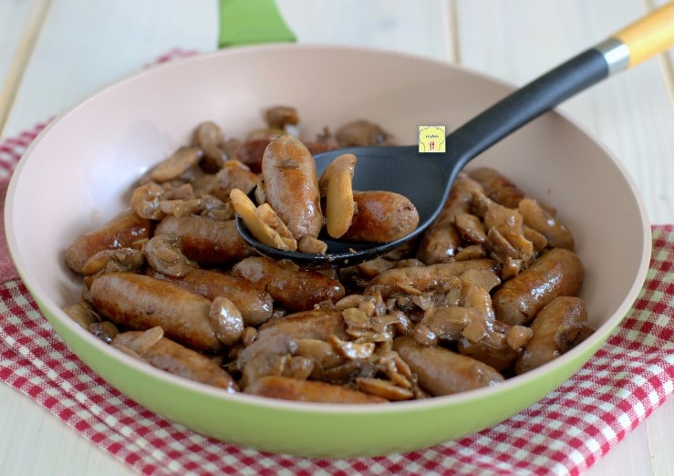 Wurst und Pilze in der Pfanne