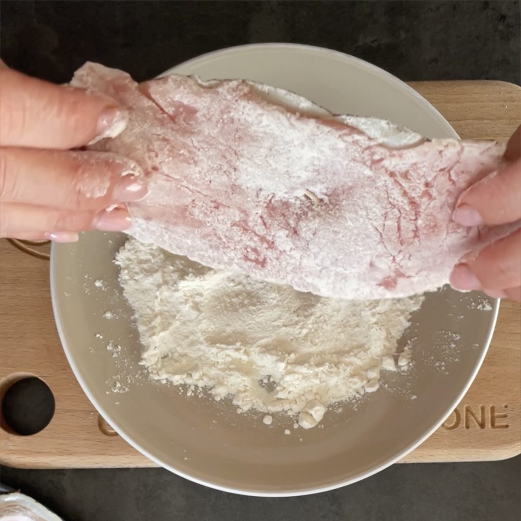 zarte Kalbsscheiben in der Pfanne mit Speck