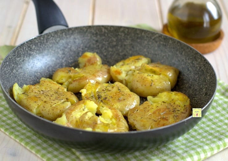 In der Pfanne zerdrückte Kartoffeln