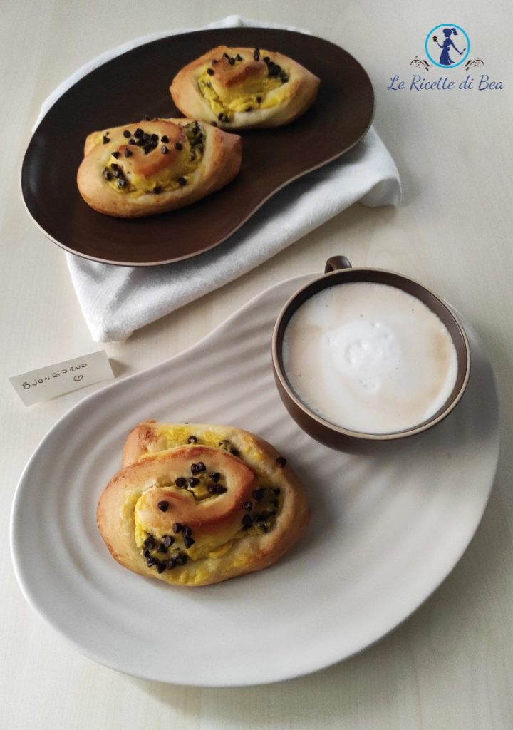 Hefeteig mit Creme und Schokolade