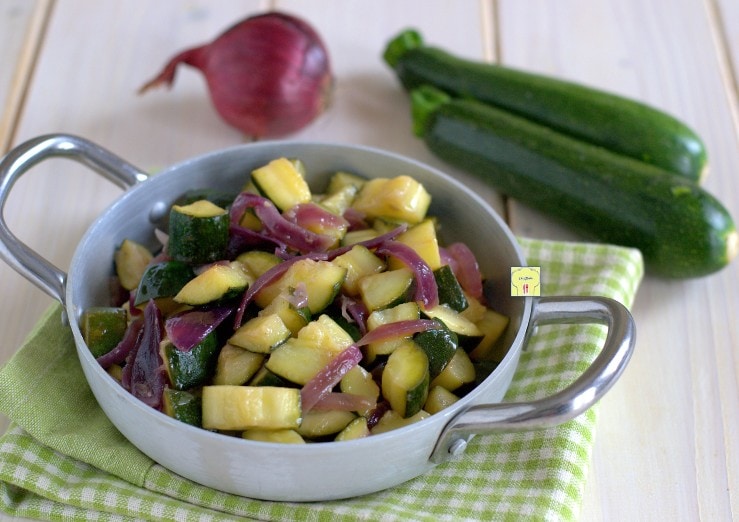 Zucchini und rote Zwiebel in der Pfanne
