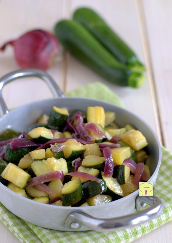 zucchini und rote Zwiebel in der Pfanne gp
