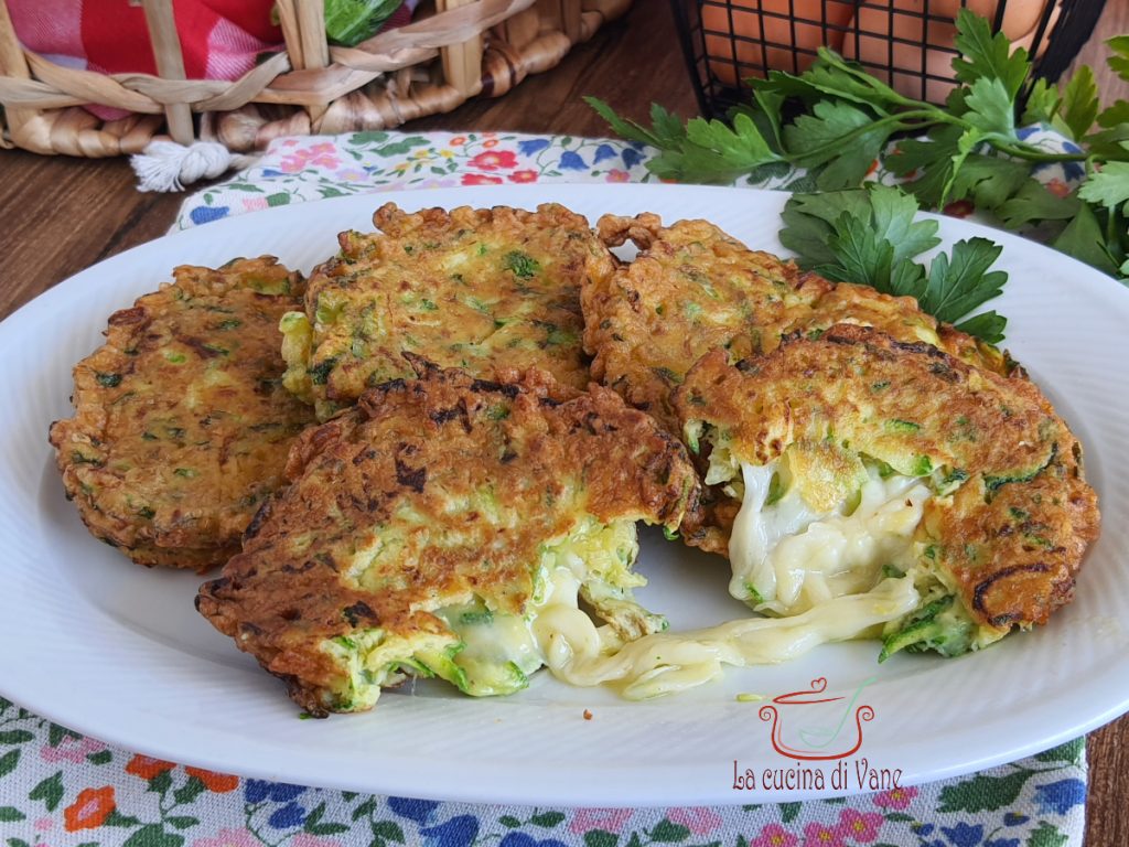 zucchinipuffer in der pfanne
