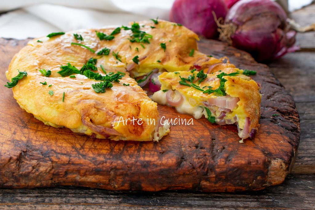 Zwiebelomelett in der Pfanne