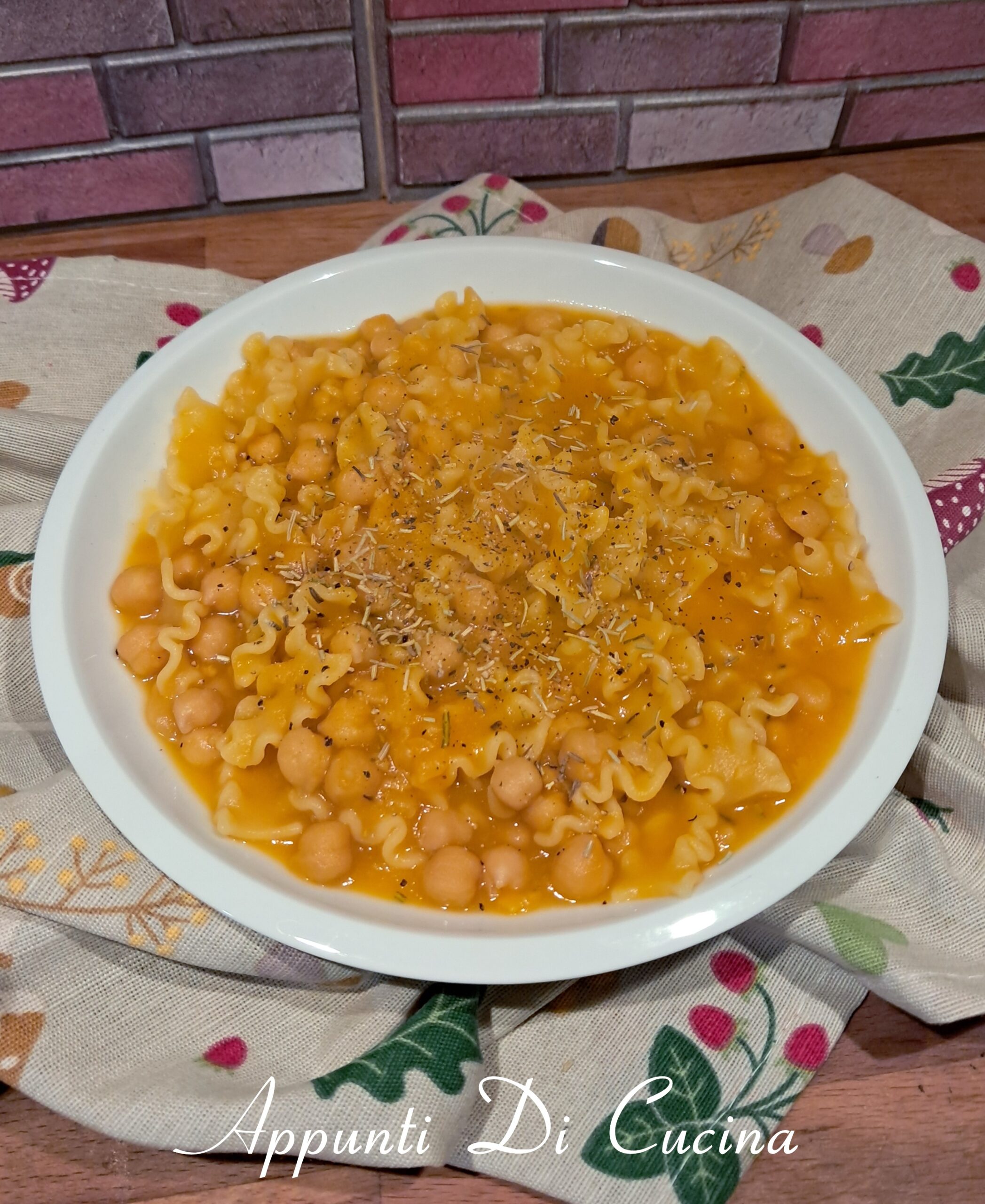 PASTA MIT KICHERERBSEN UND ROTER SÜSSKARTOFFEL