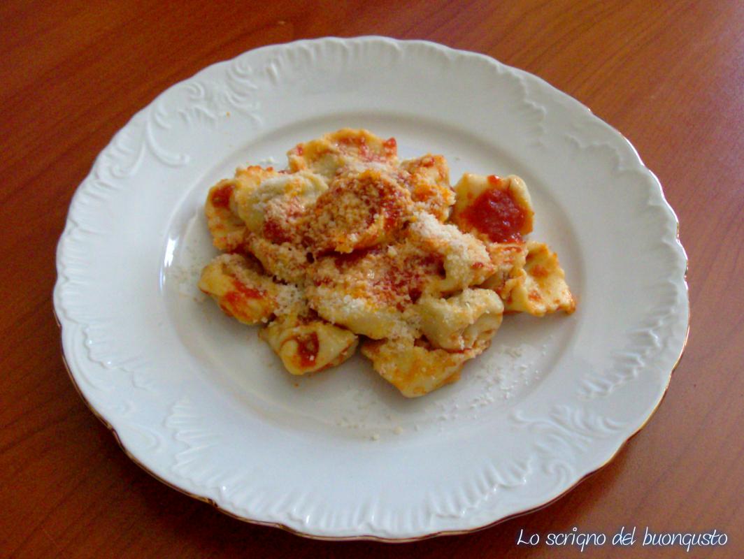 Tortellini mit Kalbfleisch und rohem Schinken
