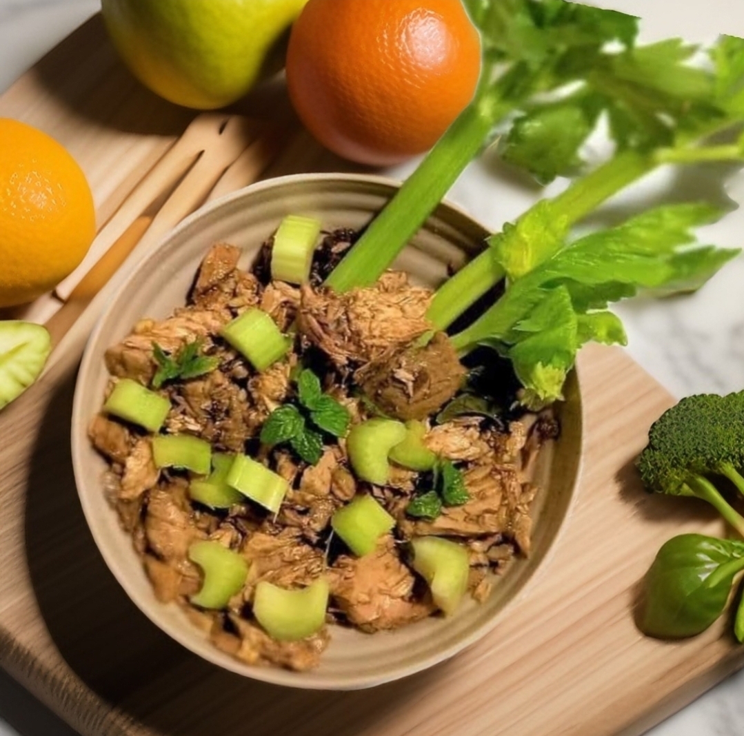 Der Fischersalat mit rotem Thunfisch