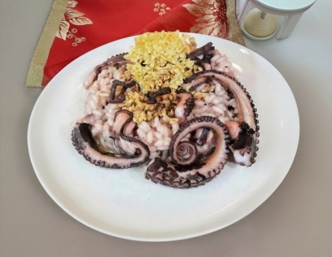Risotto mit kleinen Oktopussen und kandierter Zitrone