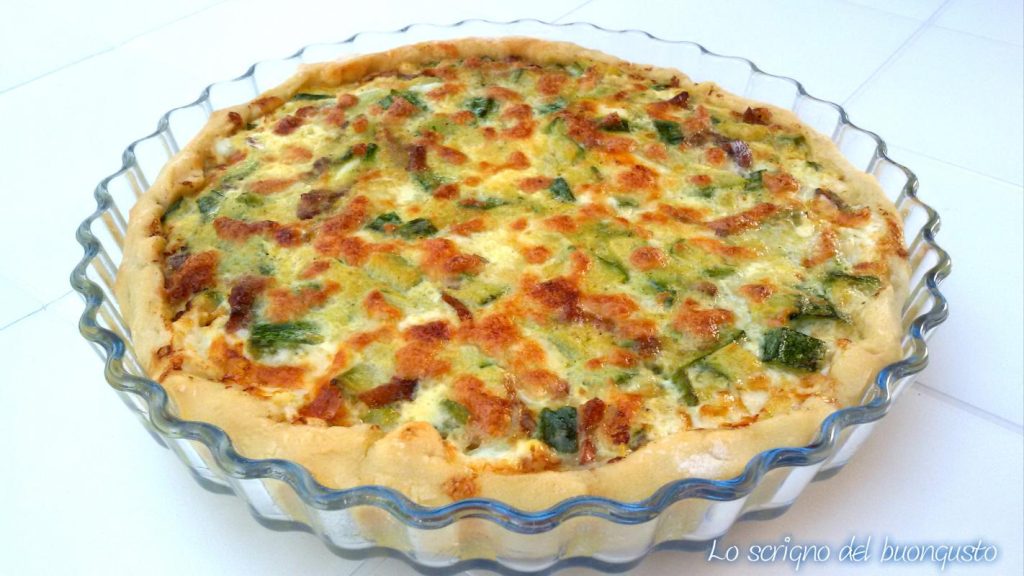 Herzhafter Kuchen mit Zucchini und Speck