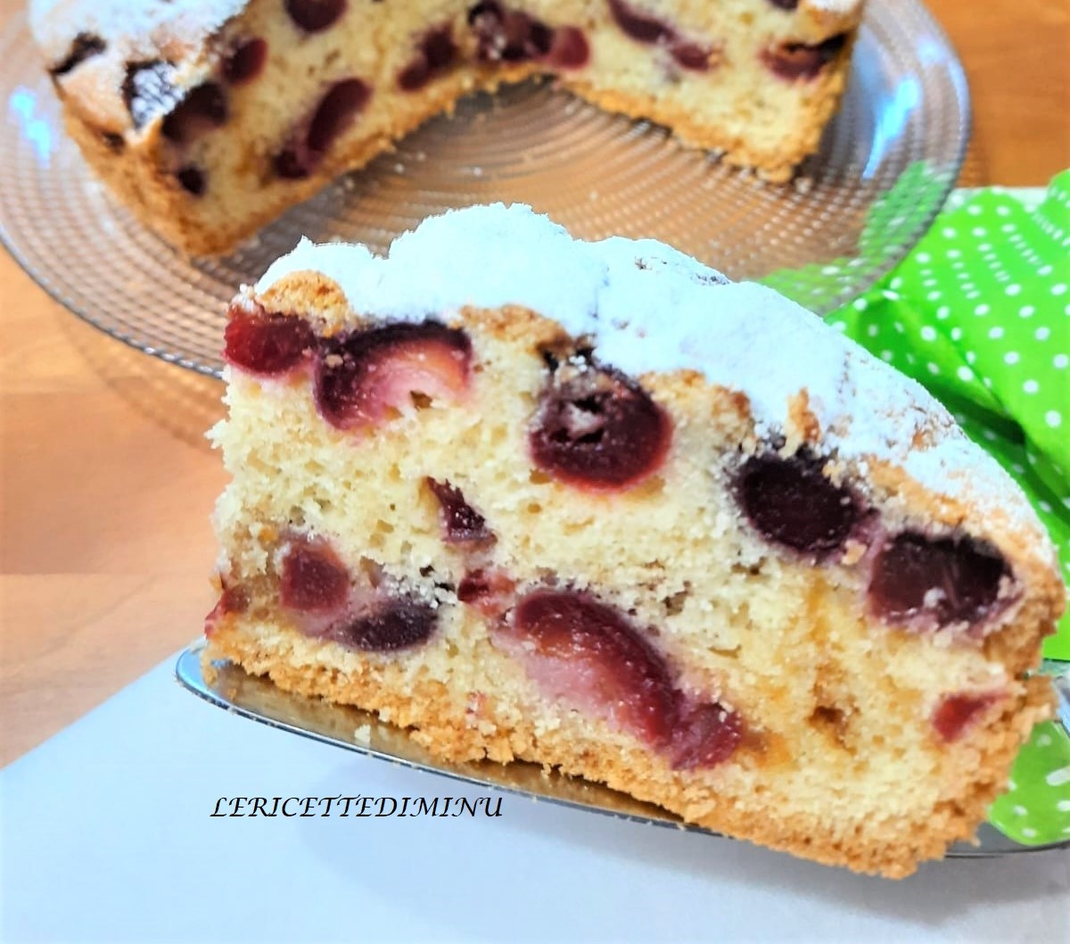 Weicher Kuchen mit Kirschen
