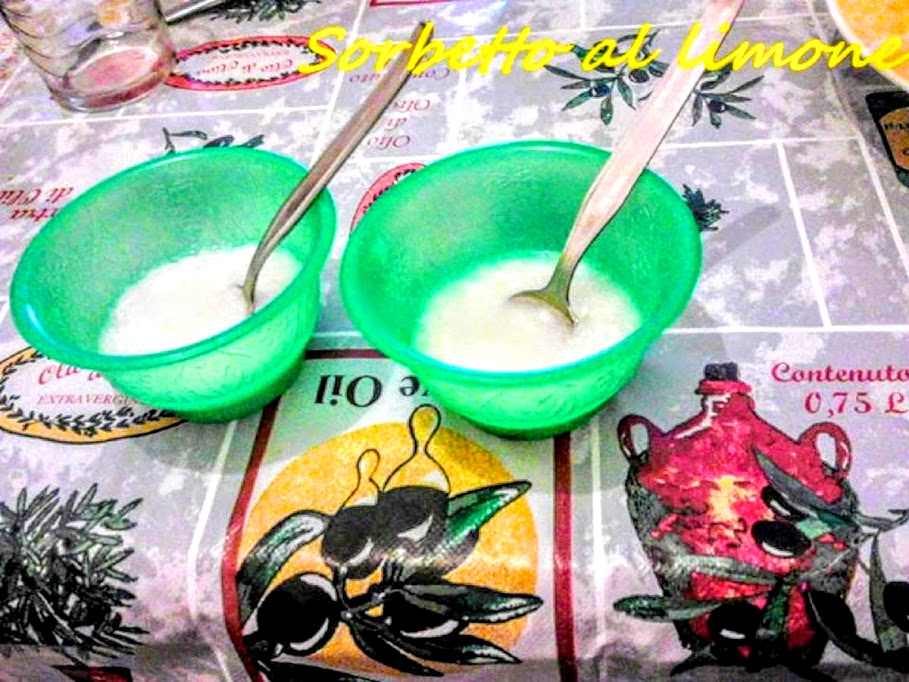 Hausgemachtes Zitronensorbet im Glas