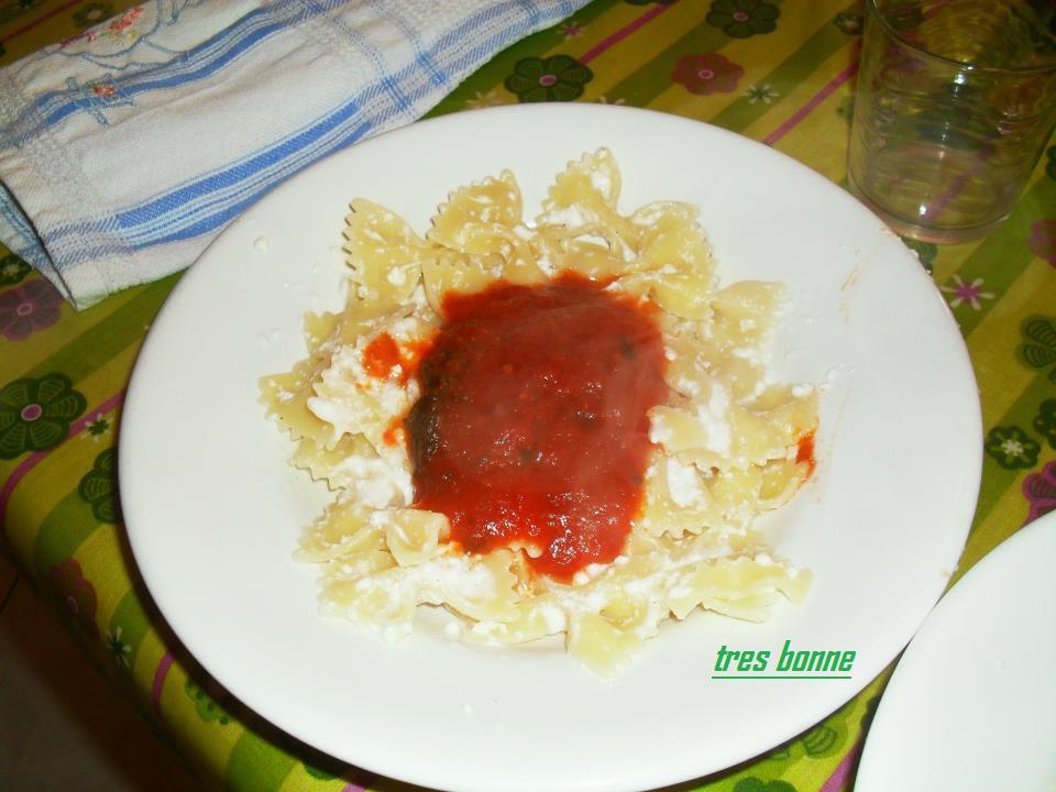 Farfalle mit Tomatensauce und Kuh-Ricotta