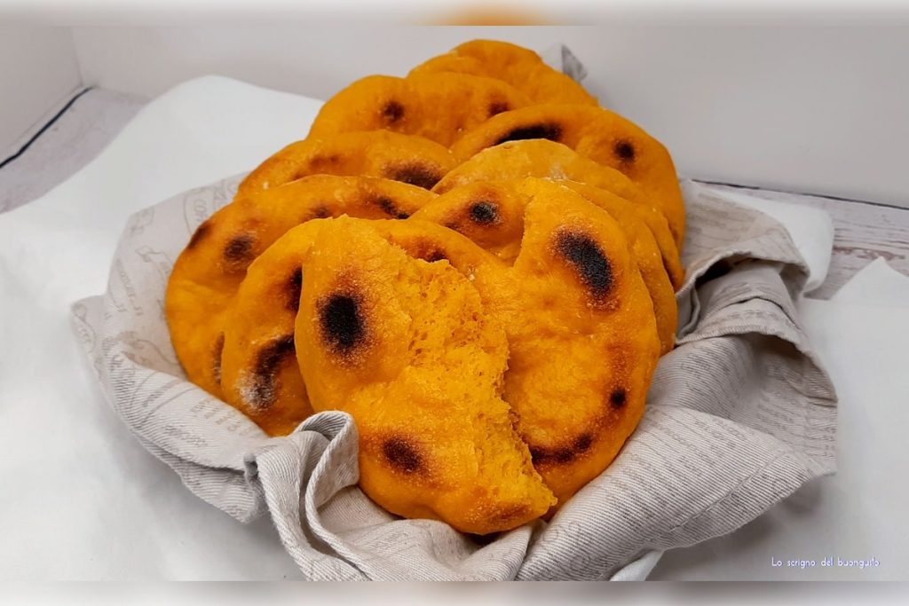 Kürbisbrötchen in der Pfanne