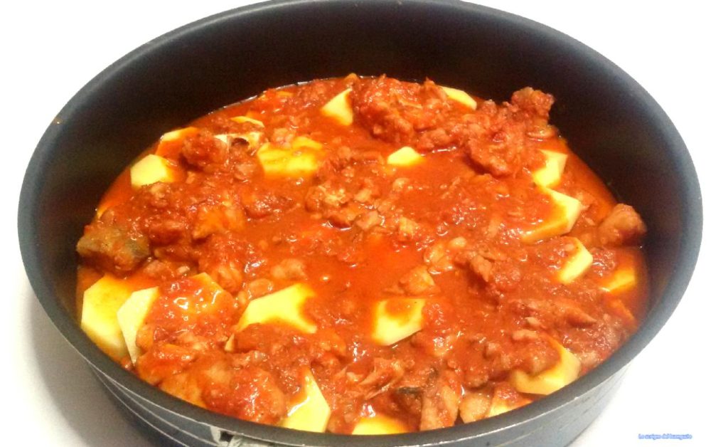 Stockfisch in Tomatensauce mit Kartoffeln