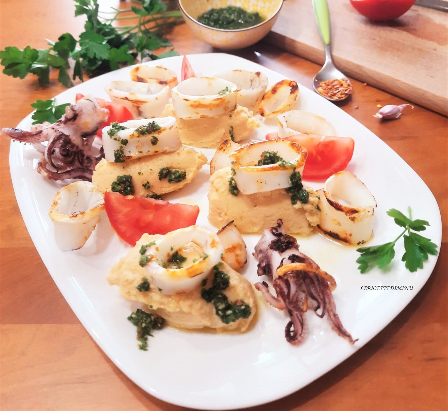 Gegrillte Tintenfische mit Kichererbsenpüree und Chimichurri-Sauce