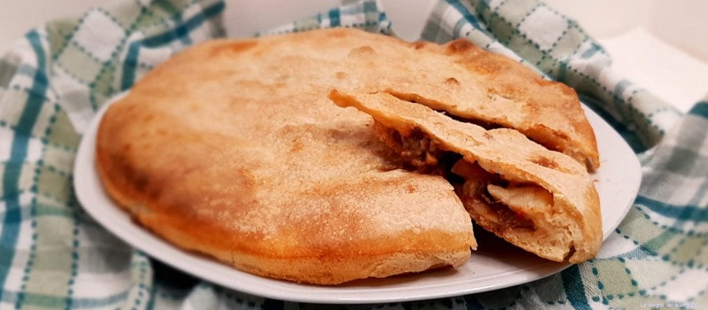 Herzhafter Kuchen mit Pilzen und Wurst