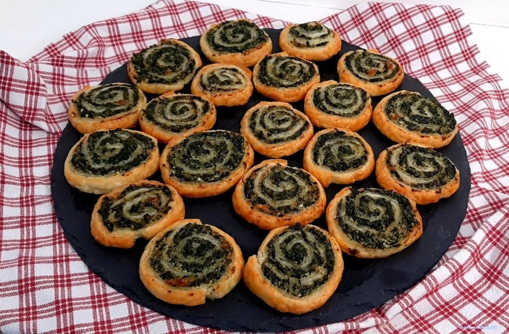 Blätterteig-Röllchen mit Ricotta und Spinat