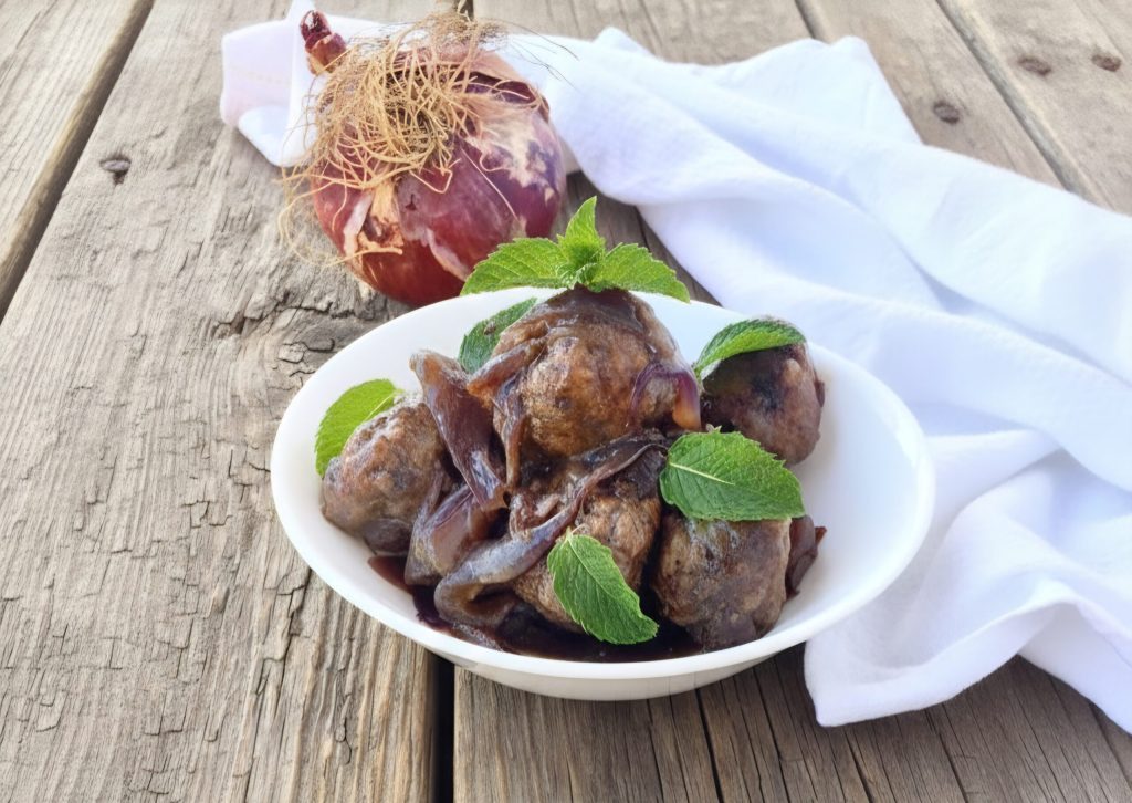 Thunfischfrikadellen mit karamellisierten Zwiebeln