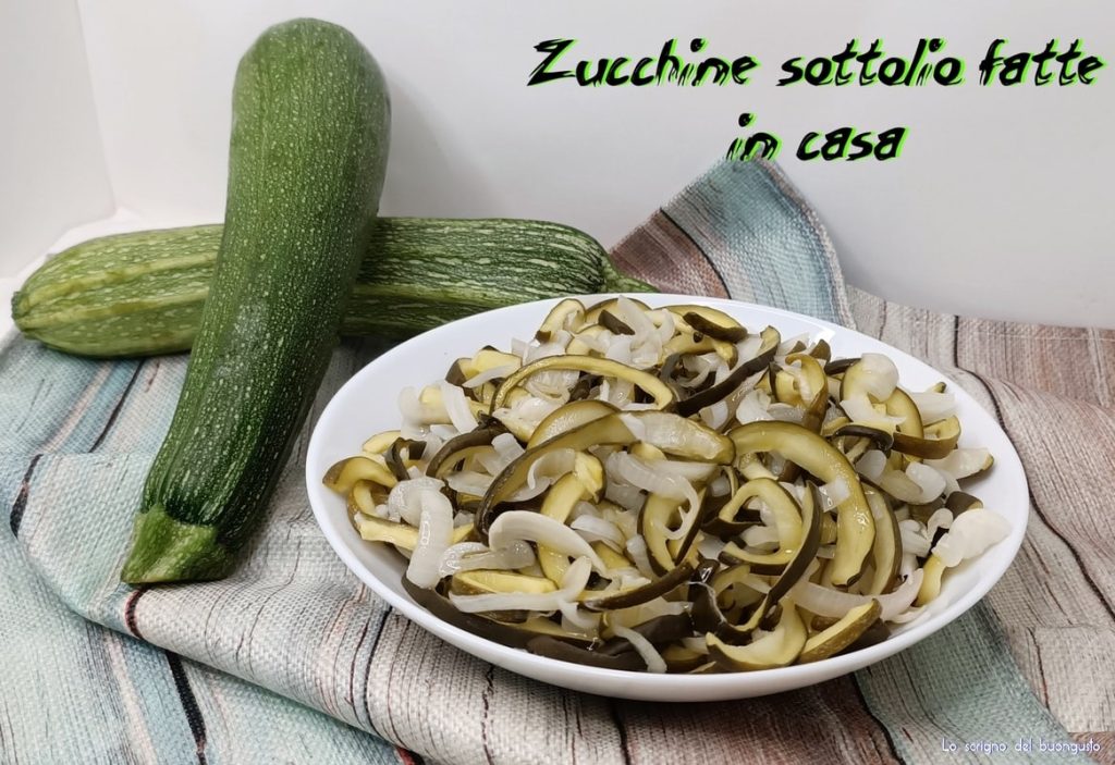 Selbstgemachte Zucchini in Öl