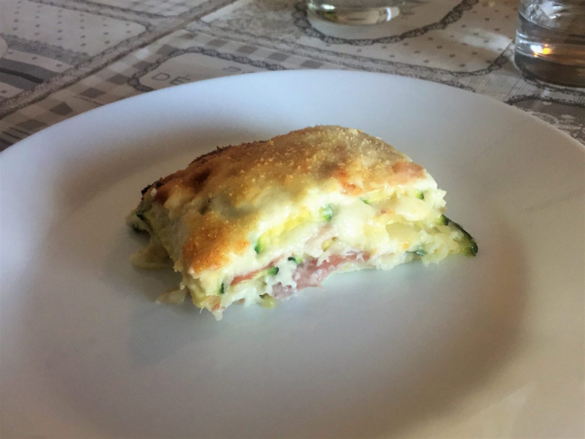 WEISSE ZUCCHINI-PARMIGIANA. Einfaches und schnelles Rezept mit rohen Zucchini.