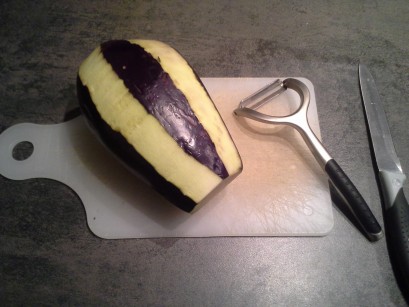Frisch geschälte Aubergine