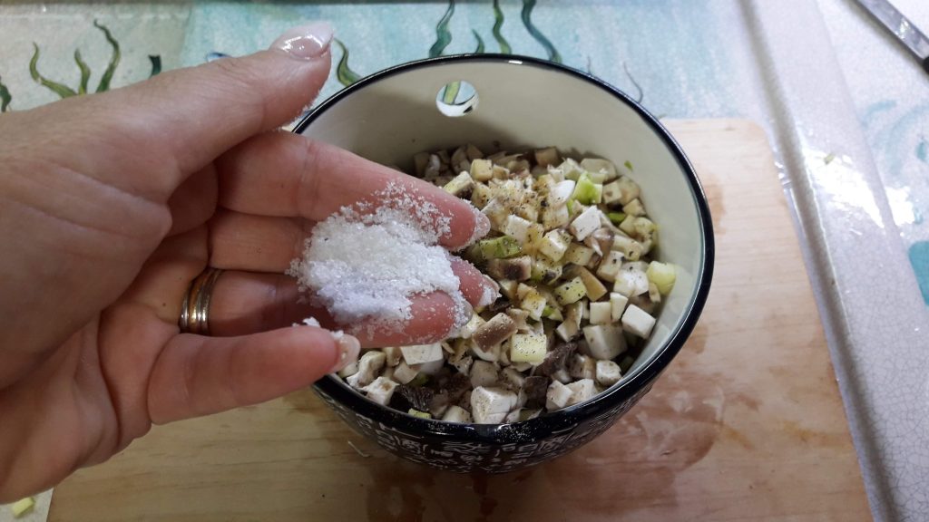 Champignon-Pilz- und Zucchinisalat