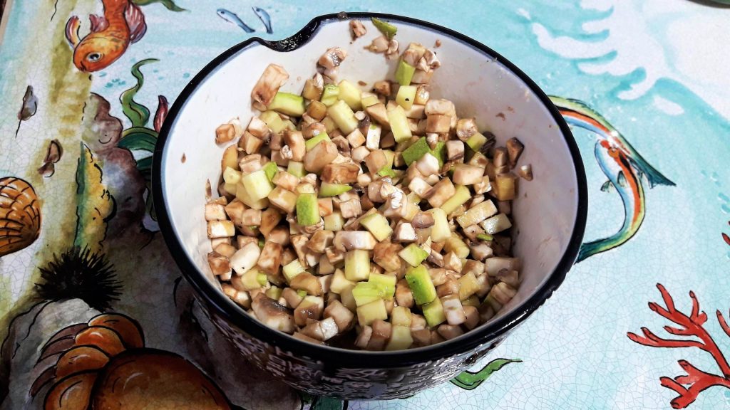 Champignon-Pilz- und Zucchinisalat