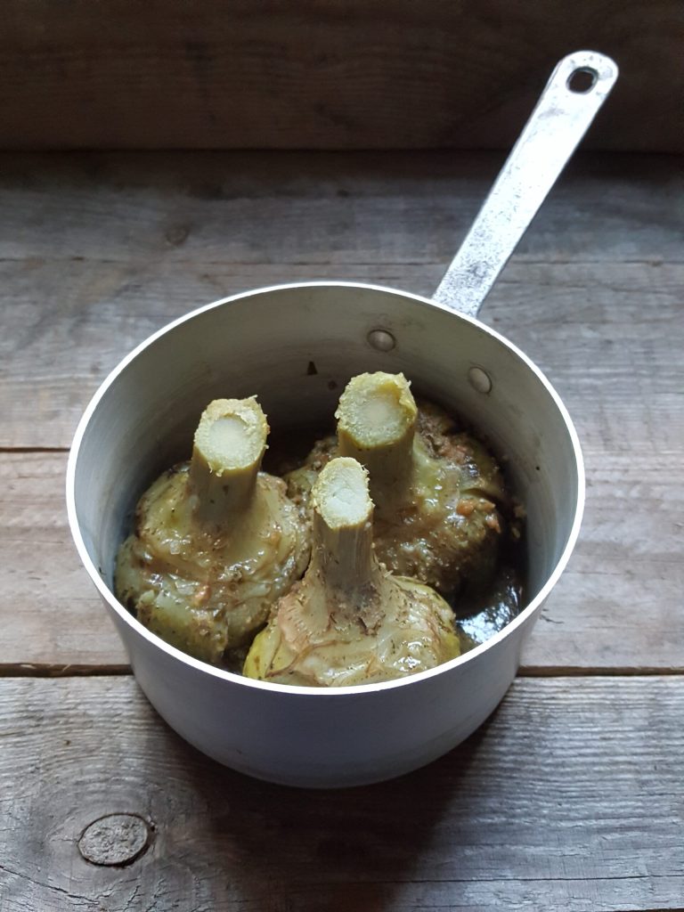 Römische Artischocken kochen