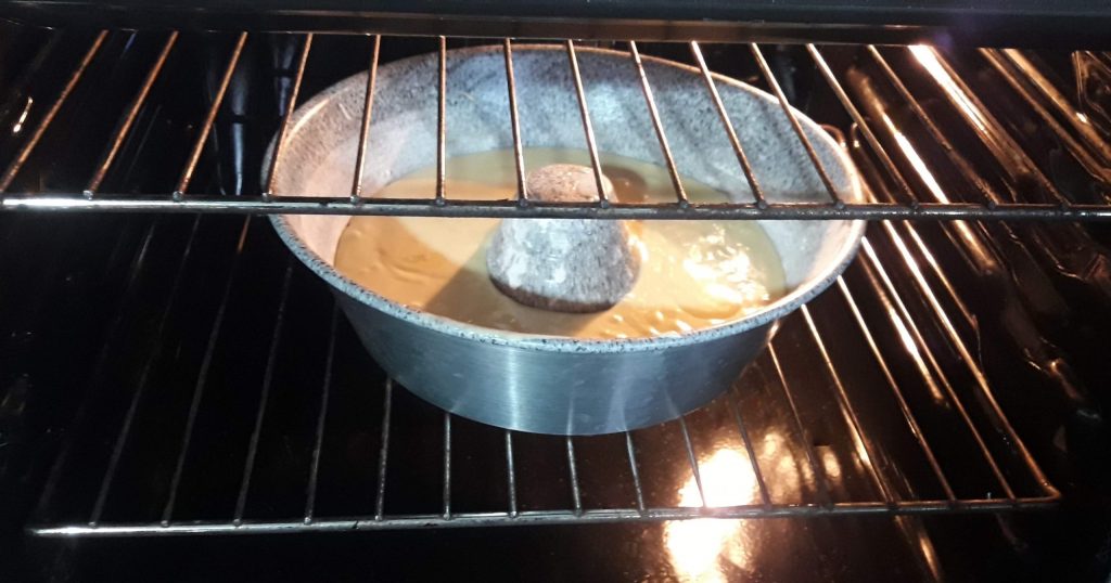 Napfkuchen mit Zitronenzesten und Joghurt