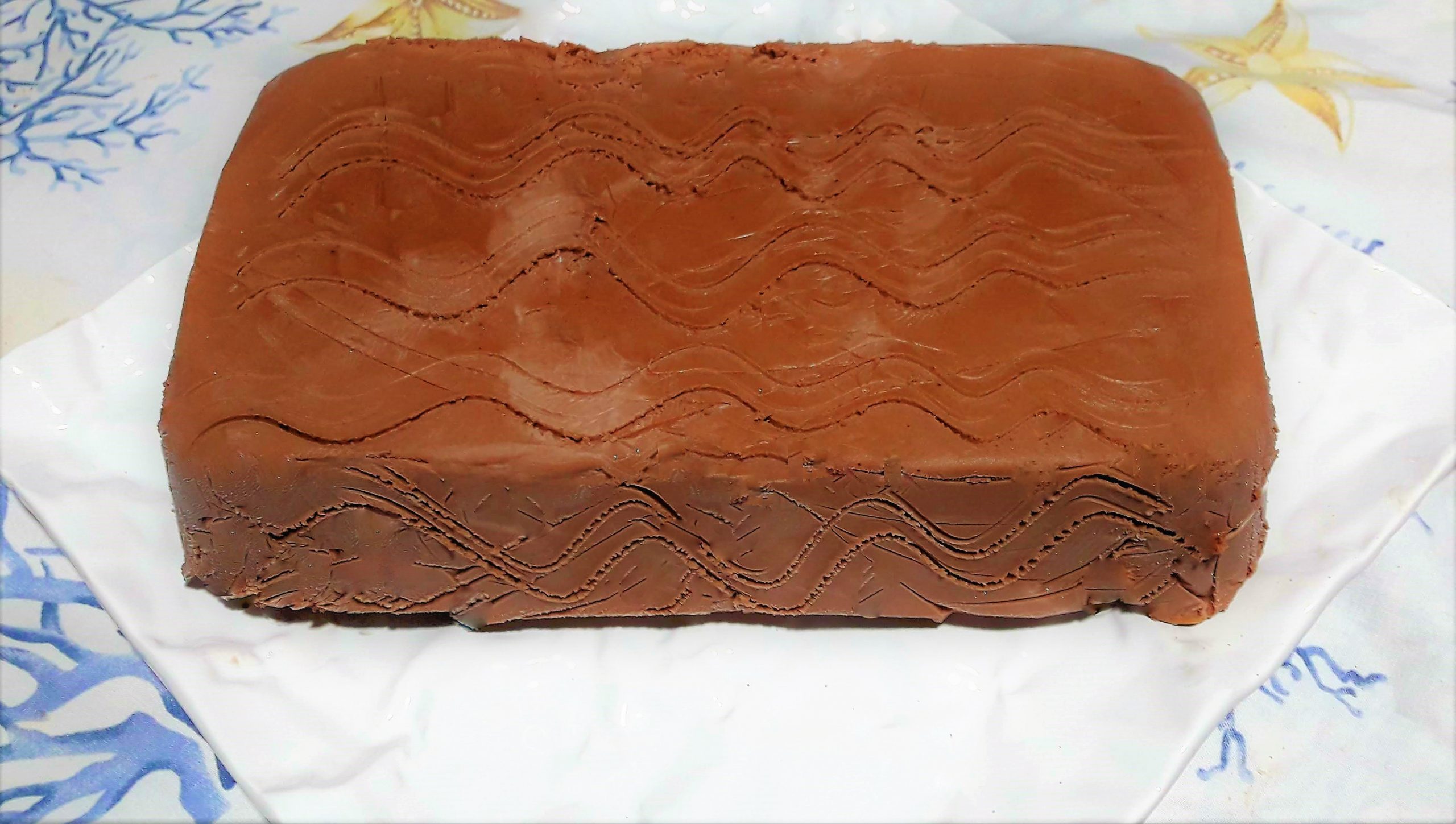 Halbgefrorener Kuchen im Nutella-Geschmack