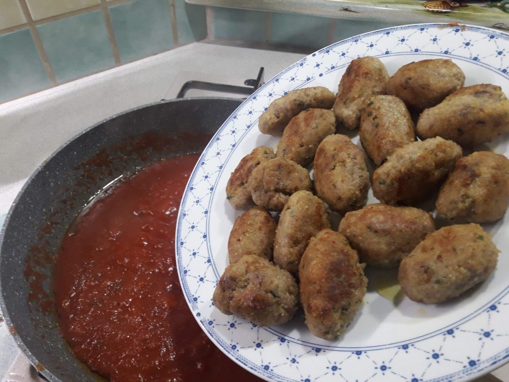 Fleischbällchen in Soße mit Tagliatelle