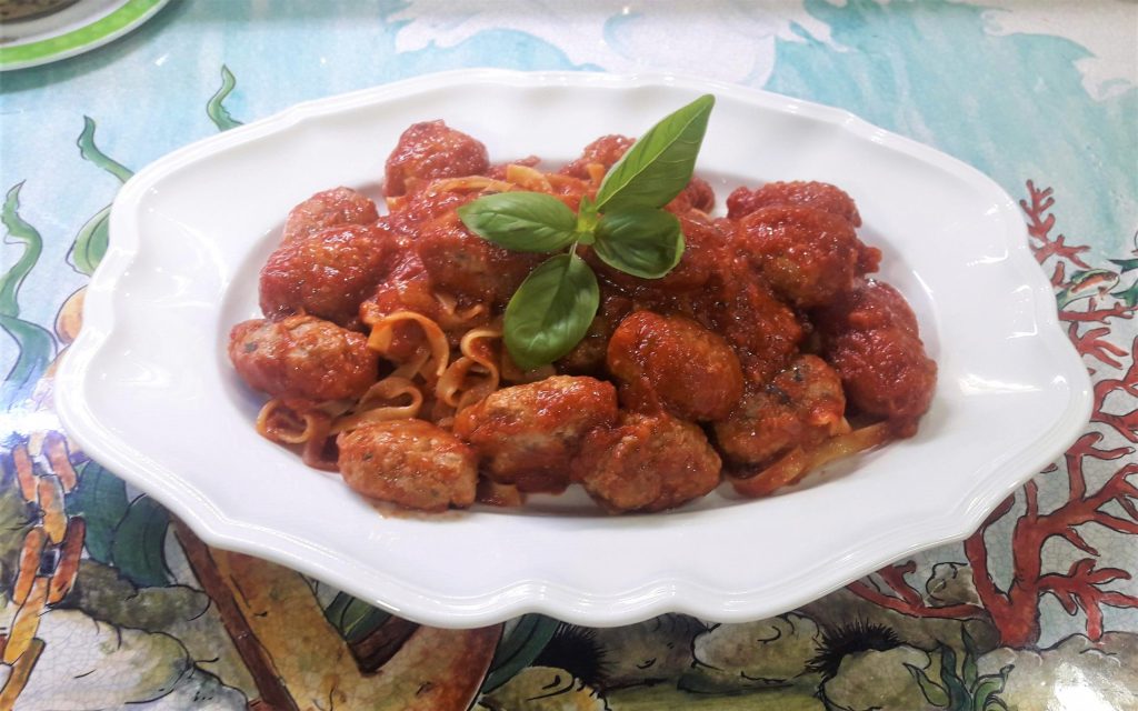 Fleischbällchen in Soße mit Tagliatelle