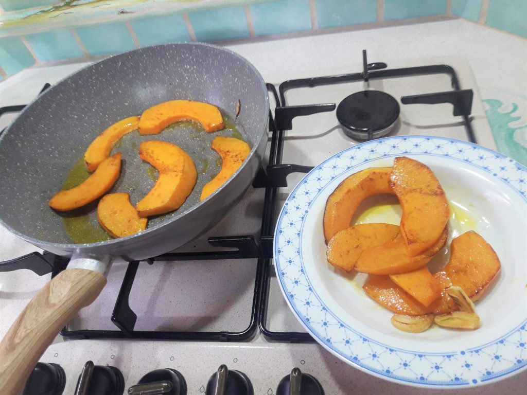 Orange Kürbis süß-sauer auf sizilianische Art