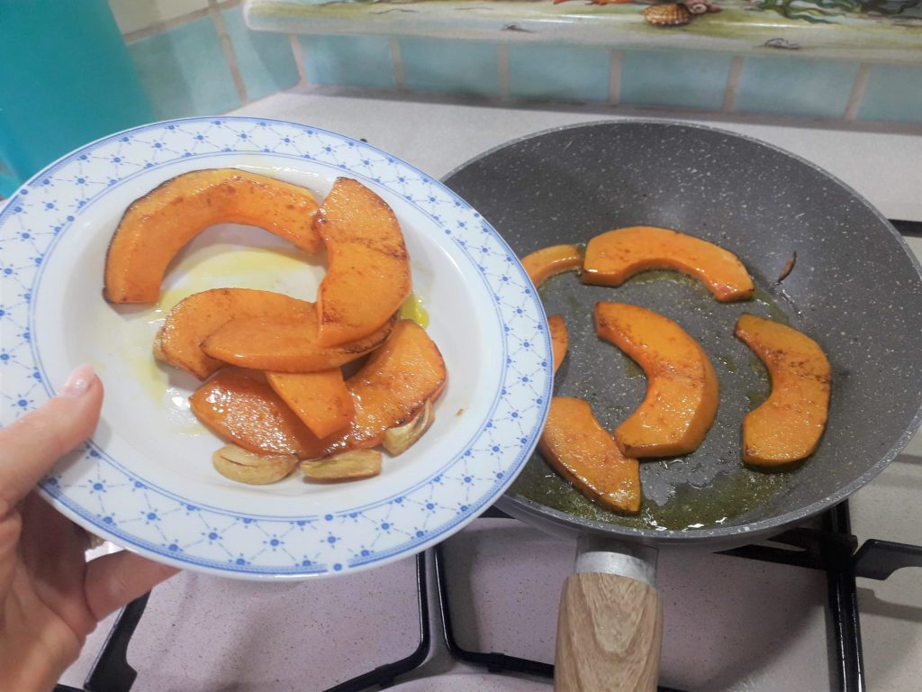 Orange Kürbis süß-sauer auf sizilianische Art