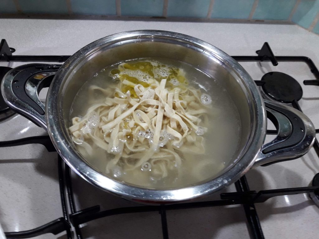 Die Tagliatelle mit Riesencrevetten und Pachino-Tomaten