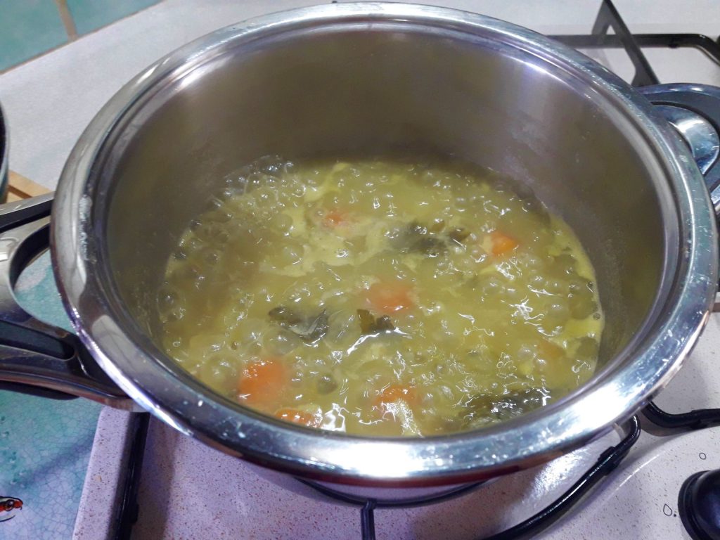 Suppe aus getrockneten Erbsen und Tubetti