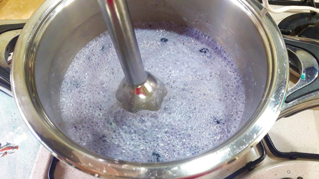 Leichte kalte Maulbeer-Cheesecake