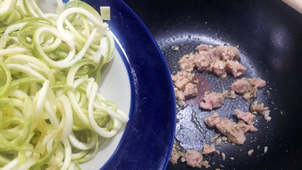 Pasta alla Carbonara mit Fisch und Zucchini