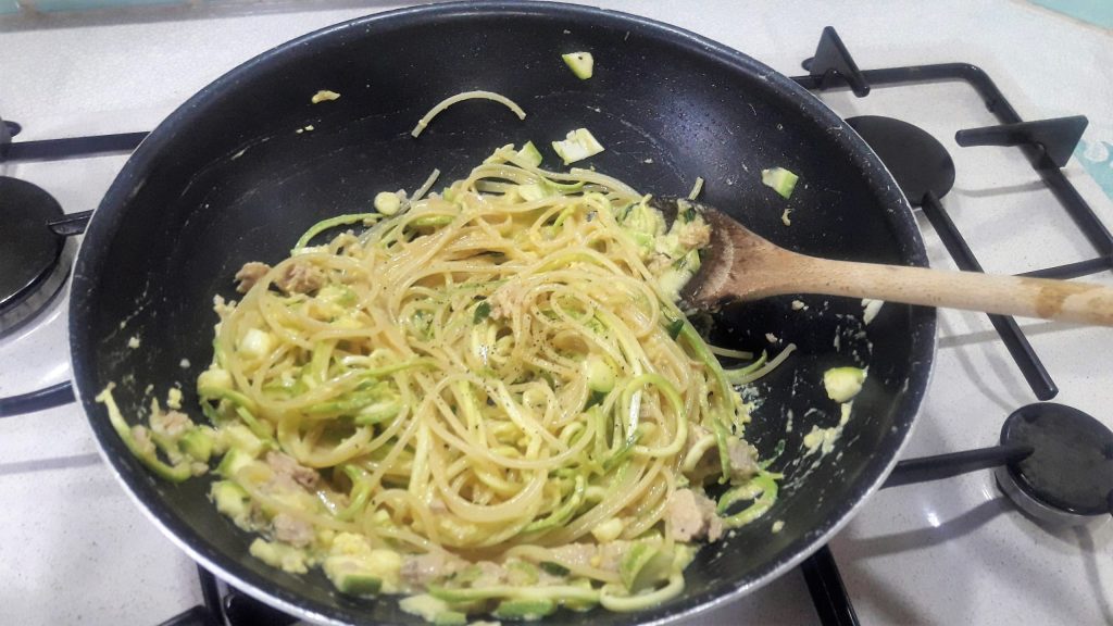 Pasta alla Carbonara mit Fisch und Zucchini