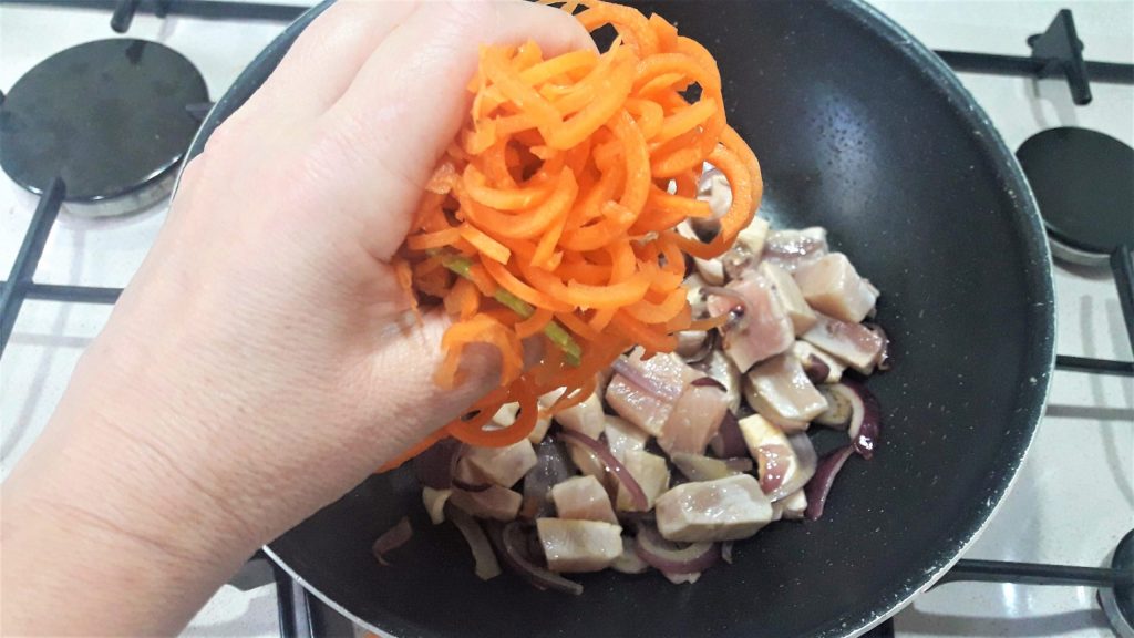 Gemüse- und Schwertfisch-Soja-Spaghetti