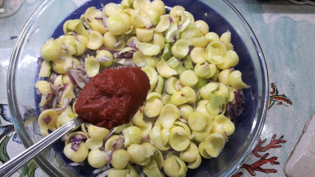 Mit Schwertfisch gefüllte Zucchini aus dem Ofen