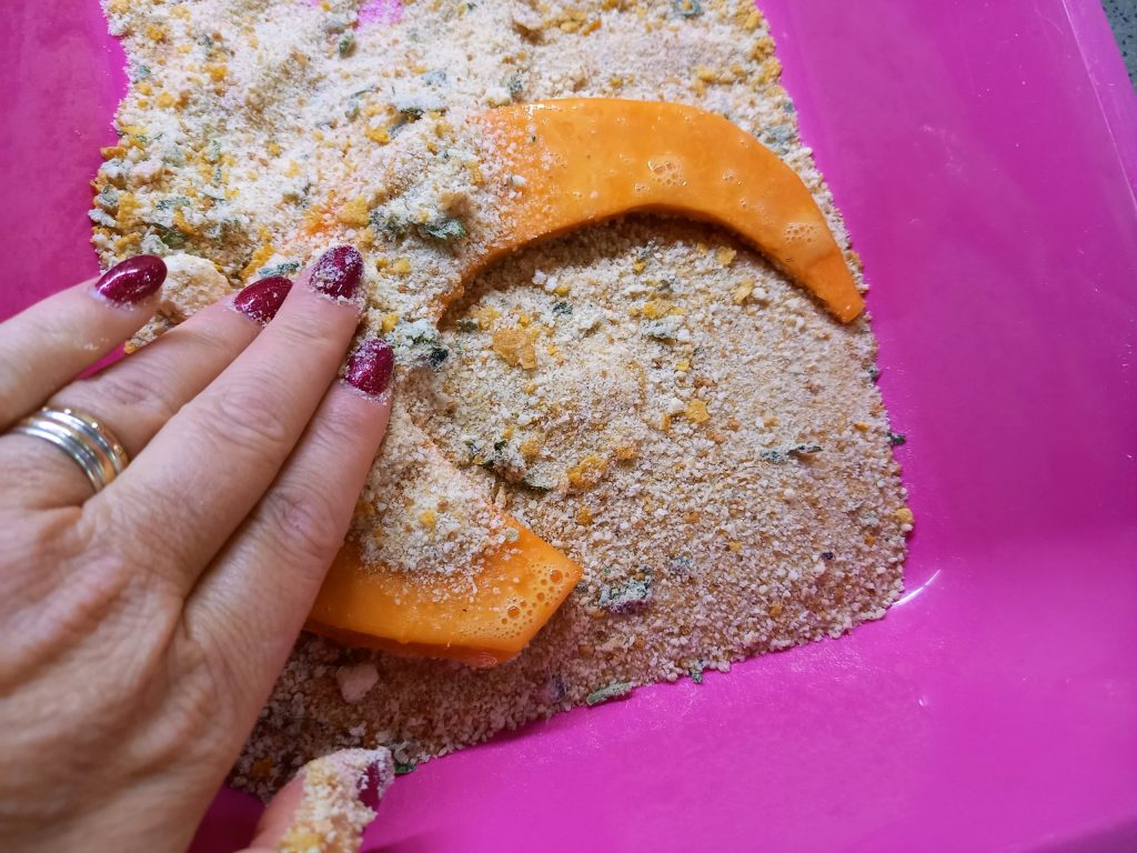 Paniertes Kürbis gebraten oder im Ofen